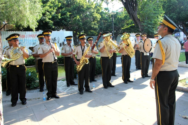 Kurtuluş Gününde Askeri Bando Takımından Halka Konser
