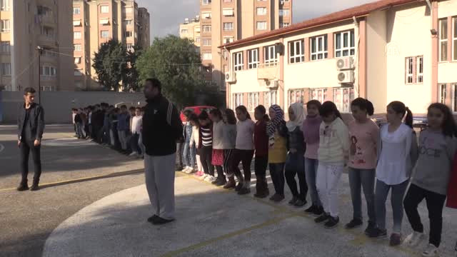 Savaşın Çocukları Yaşıtlarından Halay Öğreniyor