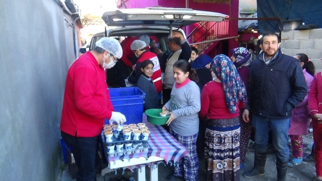 Kızılay’dan Amik Ovası’nda Sel Felaketinden Etkilenen Vatandaşlara Yemek Yardımı