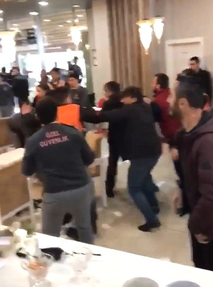 Avm’deki Kavgayı Güvenlik Görevlileri Güçlükle Engelledi