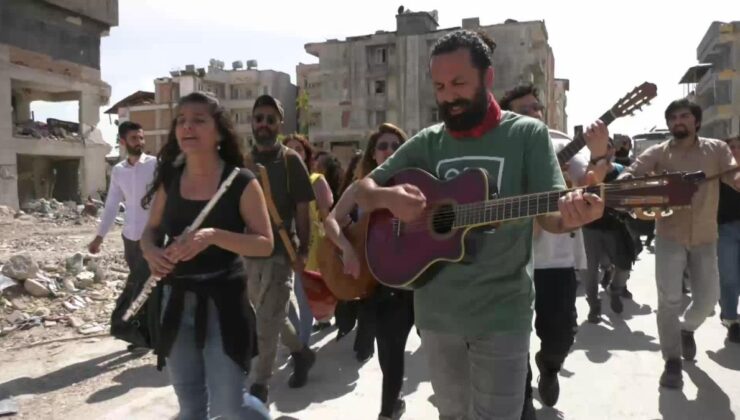 Antakya’da Müzisyenler Müzikler Eşliğinde Yürüdü: “Bu Kentin Yine Kurulmasında Biz de Varız Diyoruz. Antakya’yı Bırakmayacağız”