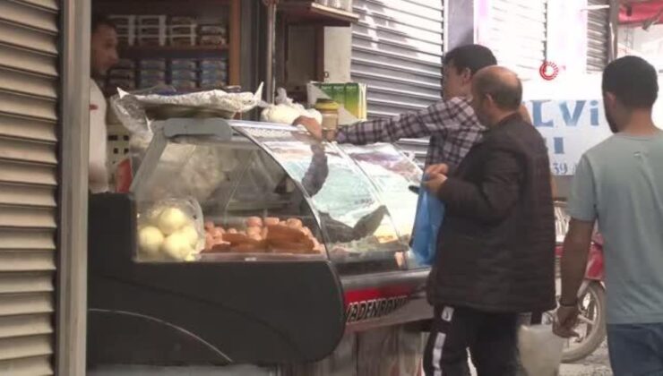 Hatay’da enkazların gölgesinde bayram hazırlığı