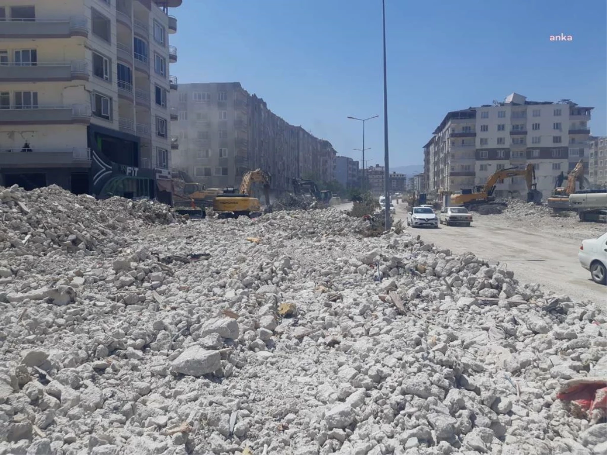 Hatay Büyükşehir Belediyesi Enkaz Kaldırma Çalışmalarına Dikkat Çekti