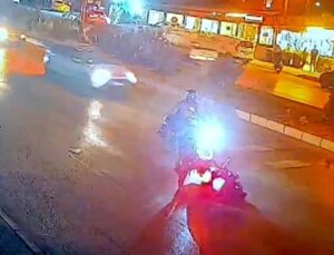 Hatay’da Araçtan Akan Yağ Motosiklet Şoförlerine Sıkıntı Anlar Yaşattı