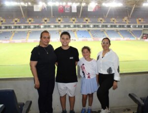 12 yaşındaki depremzede Doruk Küçük, Hatayspor maçını izleme hayalini gerçekleştirdi