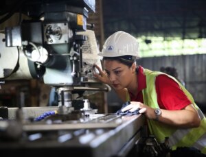 Babasının atölyesinde tornacılığı öğrenen genç bayan kendi firmasını kurdu