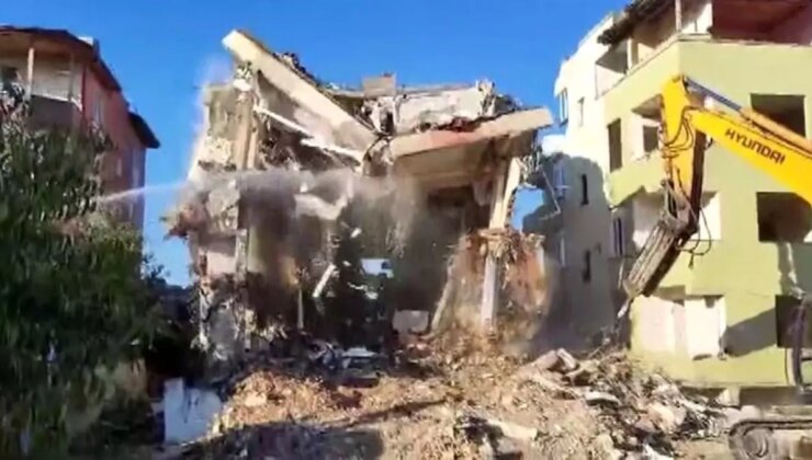 Hatay’da iş makinesinin darbesiyle binanın yıkımı kameraya yansıdı
