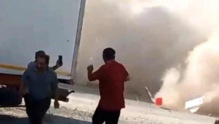 Hatay’da sarsıntıda ziyan gören binanın yıkımı sırasında molozlar yola devrildi