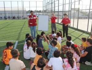 Hatay’da Türk Kızılayı tarafından başlatılan proje ile depremzede çocuklar sporla rahatlıyor