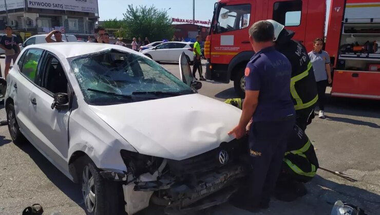 İskenderun’da Arabanın Çarptığı Motosiklet ve Bisiklet Şoförleri Yaralandı