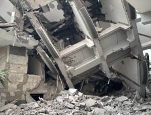 İskenderun’da sarsıntıda hasar gören bina yan yattı