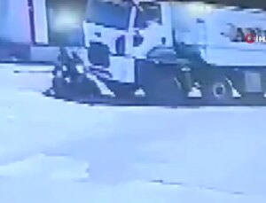 Motosiklet şoförünün hafriyat kamyonunun altında ezildiği anlar güvenlik kamerasında