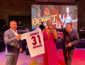 Depremzedeler İçin Düzenlenen Konserde Ferah Zeydan Sahnedeyken Düştü