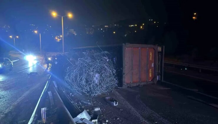 İskenderun’da demir yüklü tır devrildi, şoför yaralandı