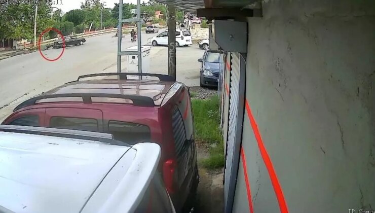Motosikletin Arabaya Saplandığı Kaza Anı Kamerada
