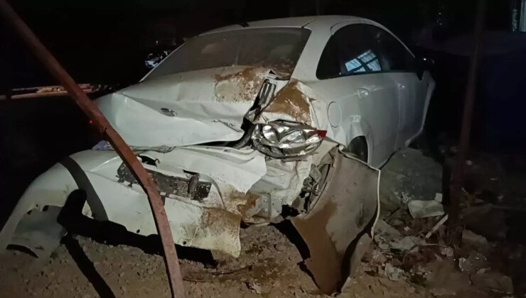 Samandağ’da Park Halindeki 3 Araca Çarpan Arabanın Şoförü Yaralandı