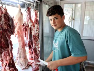 14 Yaşındaki Genç Kasap, Aile Geleneğini Yaşatıyor