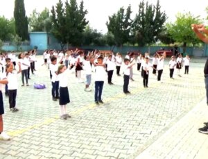 Dörtyol’daki Okulda Müzik Eşliğinde Sabah Sporu Geleneği