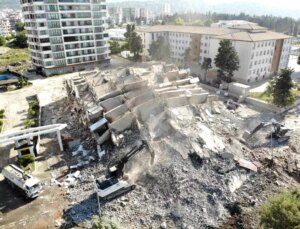 İskenderun’da Denetimli Yıkım: 16 Katlı Bina Yerle Bir Oldu