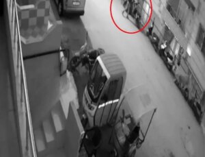 Elini kolunu sallayarak iftar saatinde motosiklet çalan şahıs kamerada
