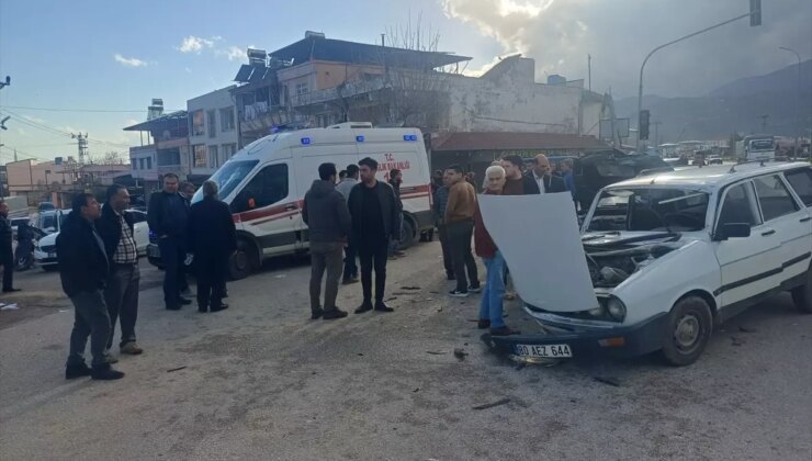 Hatay’da 2 arabanın çarpıştığı kazada 4 kişi yaralandı