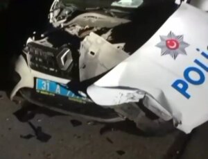 Hatay’da araba, polis aracına çarptı: 2 yaralı