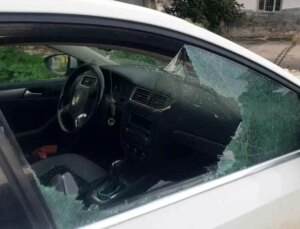 Kaldırım taşıyla camını kırdıkları arabadan depremzede vatandaşın 100 bin TL’sini çaldılar