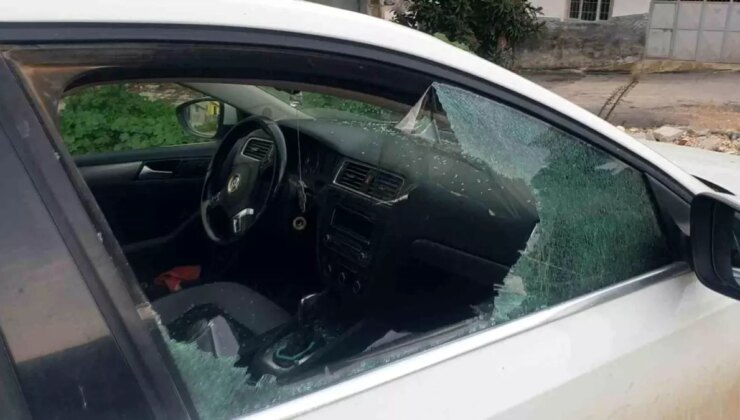 Kaldırım taşıyla camını kırdıkları arabadan depremzede vatandaşın 100 bin TL’sini çaldılar