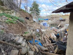 Sarsıntıda yıkılan konutunun yerine yaptığı ahıra çok yağışta istinat duvarı çöktü