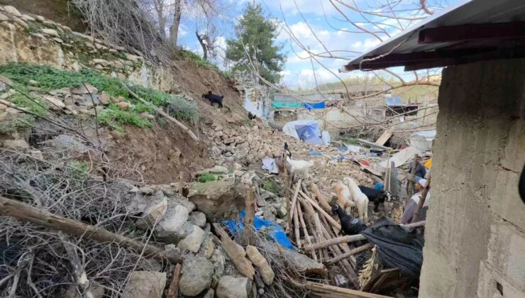 Sarsıntıda yıkılan konutunun yerine yaptığı ahıra çok yağışta istinat duvarı çöktü