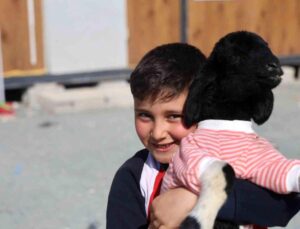 Annesi doğumda telef olan ‘Boncuk’ kuzu, elbisesi ve biberonuyla ilgi odağı oldu