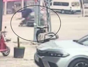 Arabayla çarpışan motosikletteki 2 kişinin yere savrulduğu anlar kamerada