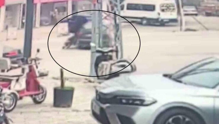 Arabayla çarpışan motosikletteki 2 kişinin yere savrulduğu anlar kamerada