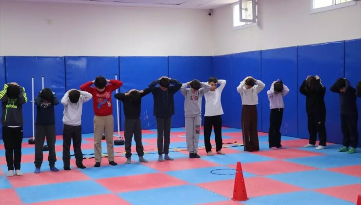 Depremzede ilkokul öğrencileri, farklı spor kollarıyla tanışıyor