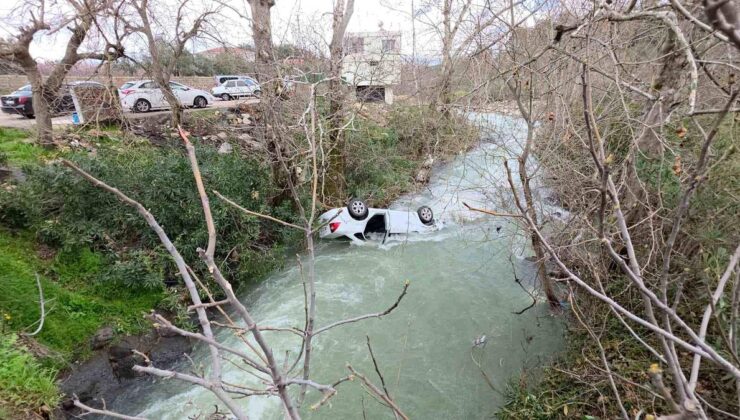 Dereye uçan araba suyla doldu, boğulma tehlikesi geçiren sürücüyü vatandaşlar kurtardı