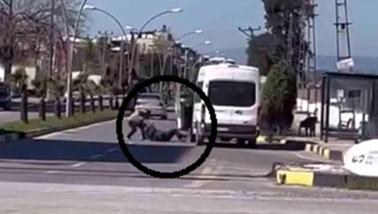 Endişe dolu anlar kamerada: Yere yatırdığı minibüs sürücüsünü tekraren yumrukladı