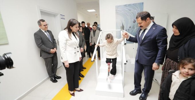Hatay’da sarsıntıda bacağını kaybeden 7 yaşındaki Zeynep proteziyle tekrar yürüdü