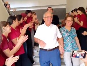 ‘İyi ki gençlere hizmet etmişim’ diyen 42 yıllık öğretmen, mesleğine öğrencilerinin alkışları içerisinde veda etti