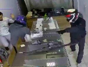 Kasklı hırsızlar tarafından 20 yıllık emeği olan 22 milyon TL’lik altını 3 dakikada çalınan kuyumcu, altınlarını teslim alıp ülkesine döndü