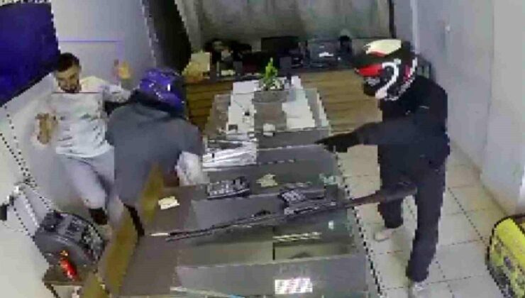 Kasklı hırsızlar tarafından 20 yıllık emeği olan 22 milyon TL’lik altını 3 dakikada çalınan kuyumcu, altınlarını teslim alıp ülkesine döndü