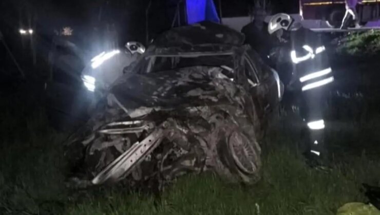 Kırıkhan’da hurdaya dönen arabanın şoförü yaralandı