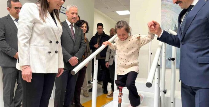 Sarsıntıda ailesini kaybeden Zeynep, Barbie’li protez bacağıyla yeni hayatına birinci adımlarını alkışlar eşliğinde attı