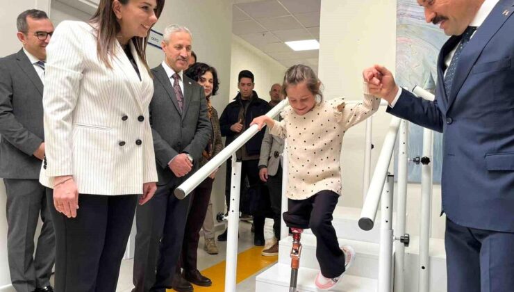 Sarsıntıda ailesini kaybeden Zeynep, Barbie’li protez bacağıyla yeni hayatına birinci adımlarını alkışlar eşliğinde attı