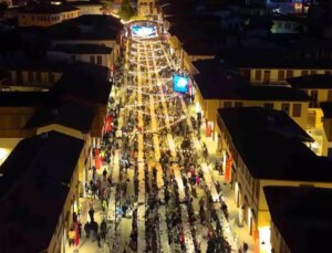 Sarsıntıda yerle bir olan Kemalpaşa Caddesi iftar sofrasıyla tekrar hayat buldu