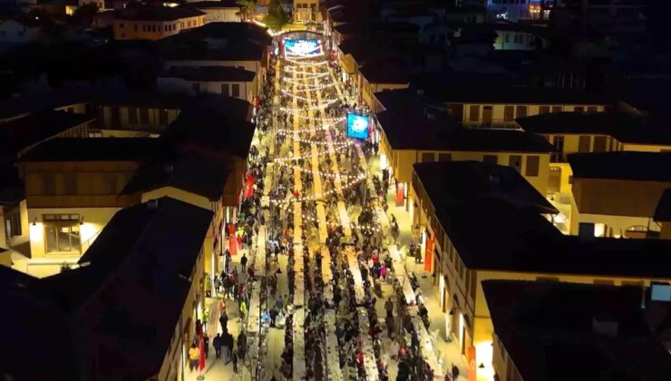 Sarsıntıda yerle bir olan Kemalpaşa Caddesi iftar sofrasıyla tekrar hayat buldu