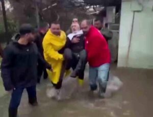 Suların yükseldiği meskeninde mahsur kalan felçli adamın yardımına Kızılay takımları yetişti