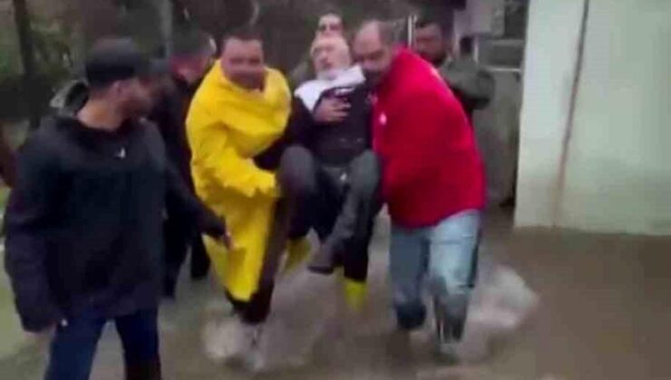 Suların yükseldiği meskeninde mahsur kalan felçli adamın yardımına Kızılay takımları yetişti