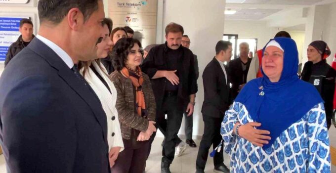 Zelzele enkazından 4.günde kurtarılan bayan, 2 gün evvel anahtarını teslim aldığı yeni yuvası için göz yaşları içerisinde devlete teşekkür etti