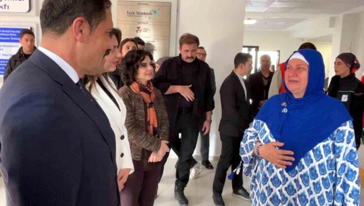 Zelzele enkazından 4.günde kurtarılan bayan, 2 gün evvel anahtarını teslim aldığı yeni yuvası için göz yaşları içerisinde devlete teşekkür etti