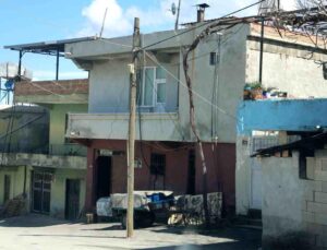 Annesine sopayla saldıran şahıs, ortaya giren eşini tekraren bıçaklayarak öldürdü